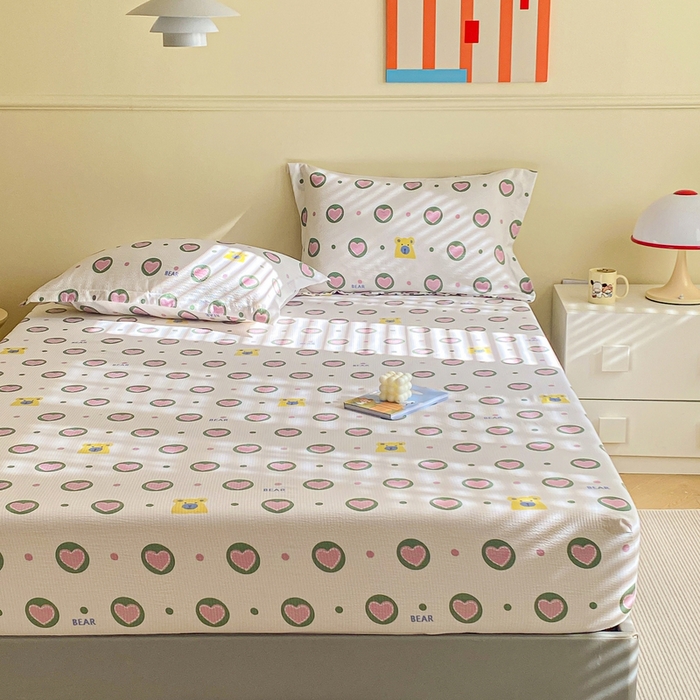 91家纺网 家纺一手货源 找家纺 恬澳家纺 2025新款A类印花泡泡棉床笠-场景一 爱心圈圈