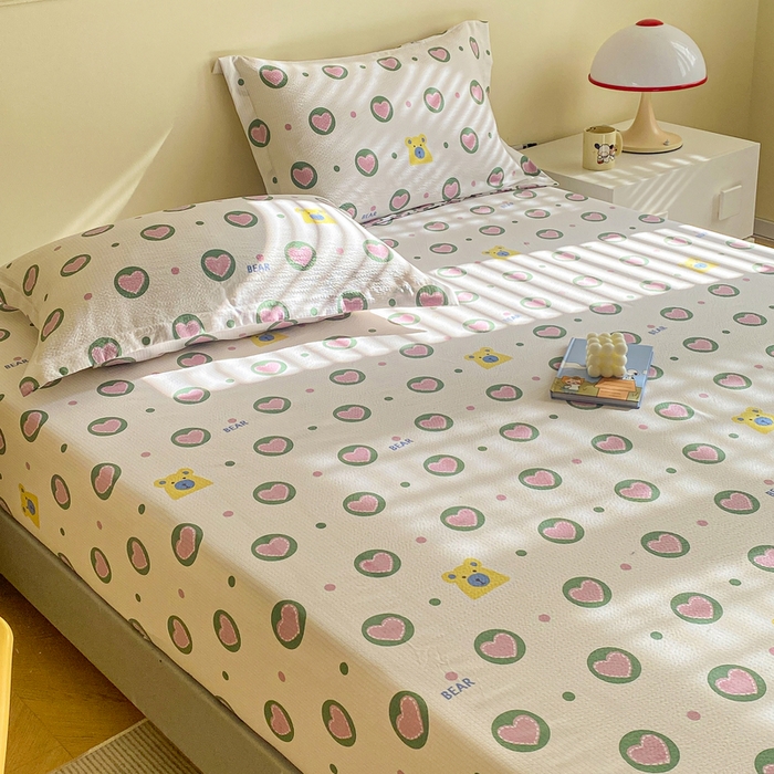 91家纺网 家纺一手货源 找家纺 恬澳家纺 2025新款A类印花泡泡棉床笠-场景一 爱心圈圈