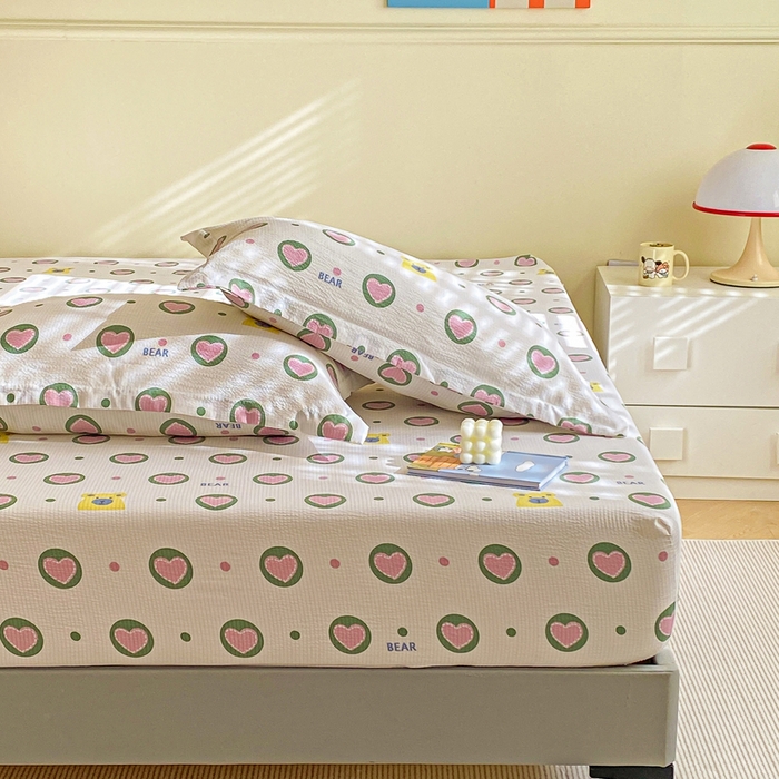 91家纺网 家纺一手货源 找家纺 恬澳家纺 2025新款A类印花泡泡棉床笠-场景一 爱心圈圈