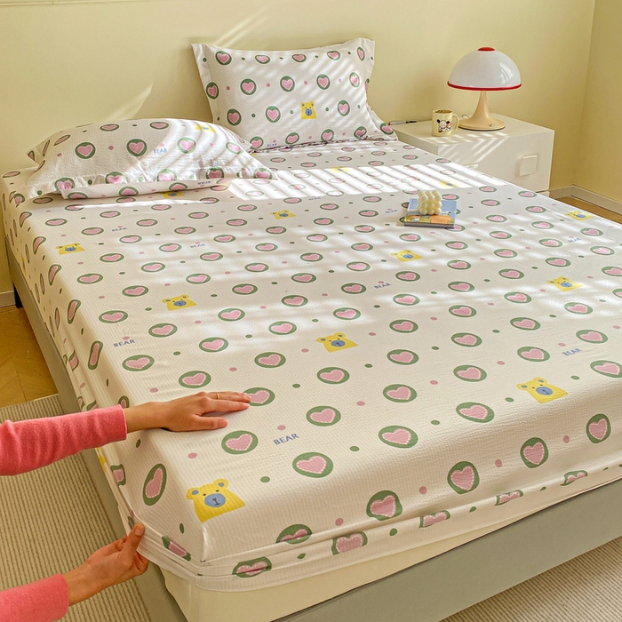 91家纺网 家纺一手货源 找家纺 恬澳家纺 2025新款A类印花泡泡棉床笠-场景一 爱心圈圈