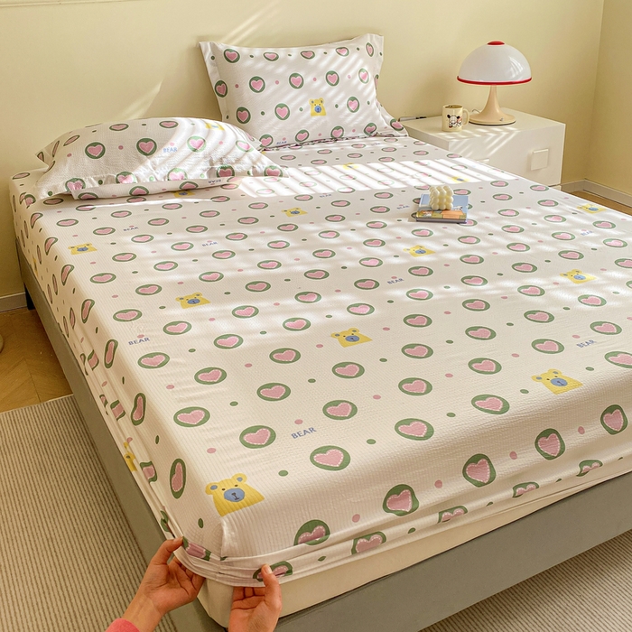 91家纺网 家纺一手货源 找家纺 恬澳家纺 2025新款A类印花泡泡棉床笠-场景一 爱心圈圈