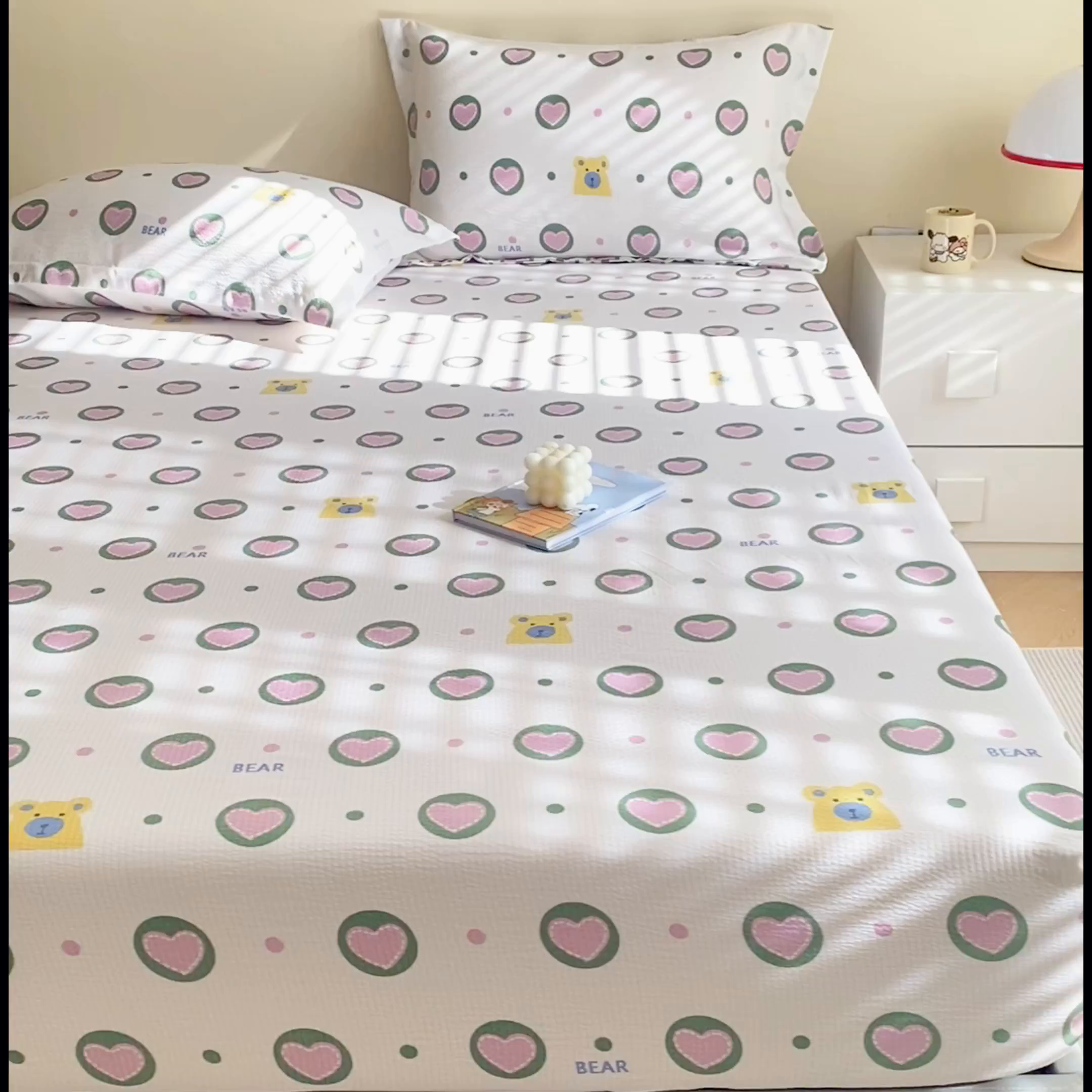 91家纺网 家纺一手货源 找家纺 恬澳家纺 2025新款A类印花泡泡棉床笠-场景一 爱心圈圈