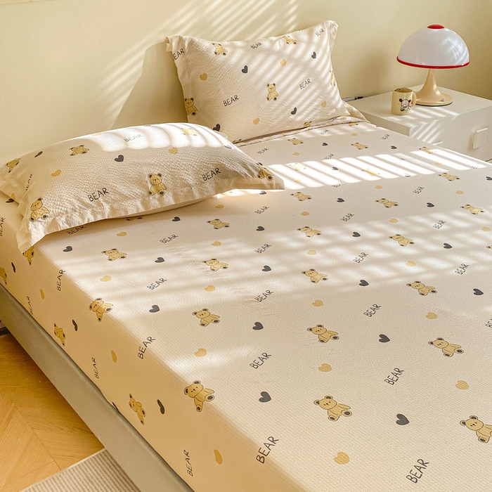 91家纺网 家纺一手货源 找家纺 恬澳家纺 2025新款A类印花泡泡棉床笠-场景一 彼得熊