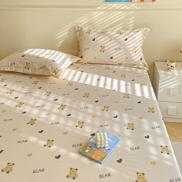 91家纺网 家纺一手货源 找家纺 恬澳家纺 2025新款A类印花泡泡棉床笠-场景一 彼得熊