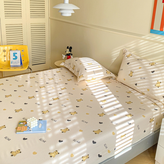 91家纺网 家纺一手货源 找家纺 恬澳家纺 2025新款A类印花泡泡棉床笠-场景一 彼得熊