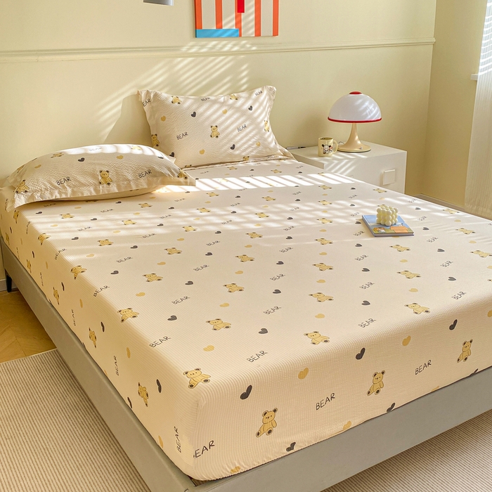 91家纺网 家纺一手货源 找家纺 恬澳家纺 2025新款A类印花泡泡棉床笠-场景一 彼得熊