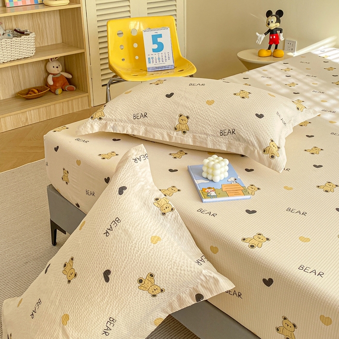 91家纺网 家纺一手货源 找家纺 恬澳家纺 2025新款A类印花泡泡棉床笠-场景一 彼得熊