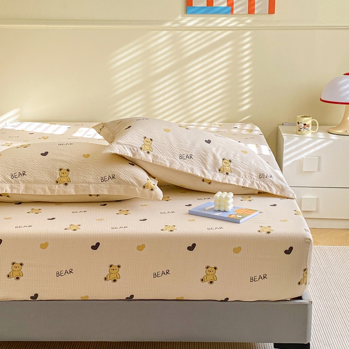 91家纺网 家纺一手货源 找家纺 恬澳家纺 2025新款A类印花泡泡棉床笠-场景一 彼得熊