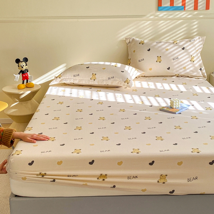 91家纺网 家纺一手货源 找家纺 恬澳家纺 2025新款A类印花泡泡棉床笠-场景一 彼得熊