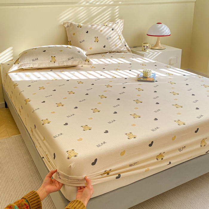 91家纺网 家纺一手货源 找家纺 恬澳家纺 2025新款A类印花泡泡棉床笠-场景一 彼得熊