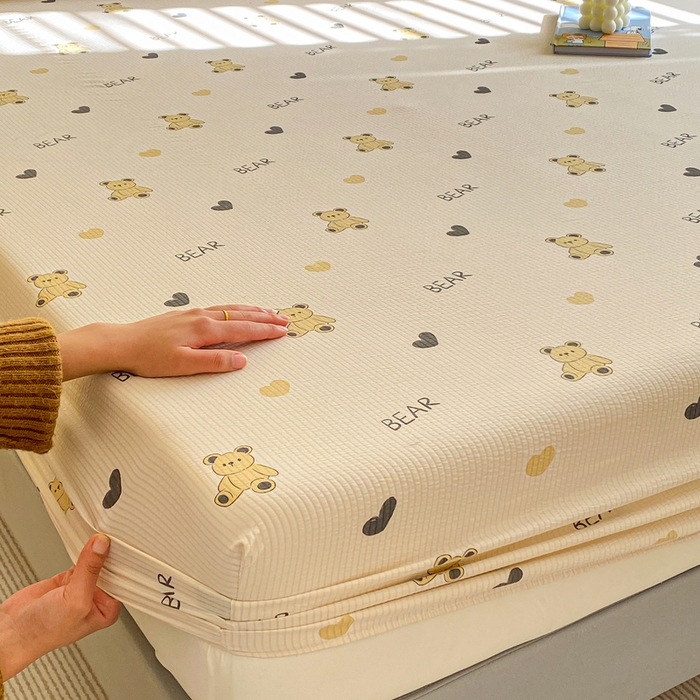 91家纺网 家纺一手货源 找家纺 恬澳家纺 2025新款A类印花泡泡棉床笠-场景一 彼得熊