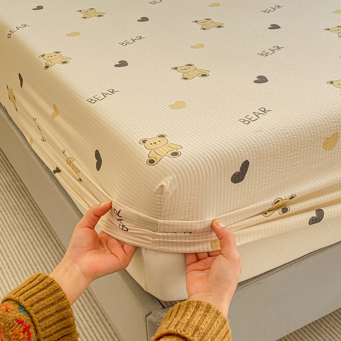 91家纺网 家纺一手货源 找家纺 恬澳家纺 2025新款A类印花泡泡棉床笠-场景一 彼得熊