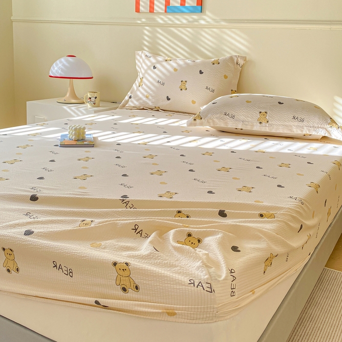 91家纺网 家纺一手货源 找家纺 恬澳家纺 2025新款A类印花泡泡棉床笠-场景一 彼得熊