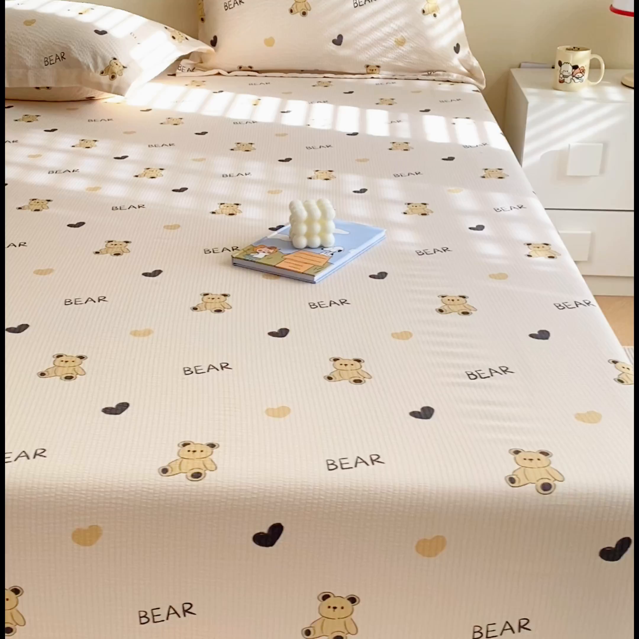 91家纺网 家纺一手货源 找家纺 恬澳家纺 2025新款A类印花泡泡棉床笠-场景一 彼得熊