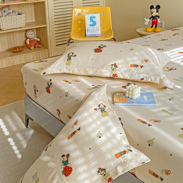 91家纺网 家纺一手货源 找家纺 恬澳家纺 2025新款A类印花泡泡棉床笠-场景一 布丁狗