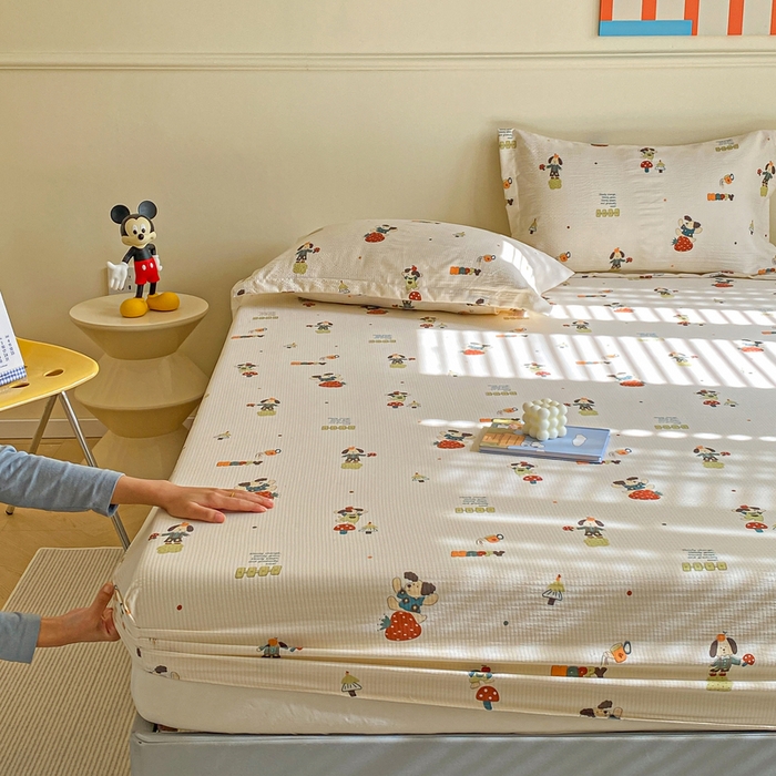 91家纺网 家纺一手货源 找家纺 恬澳家纺 2025新款A类印花泡泡棉床笠-场景一 布丁狗