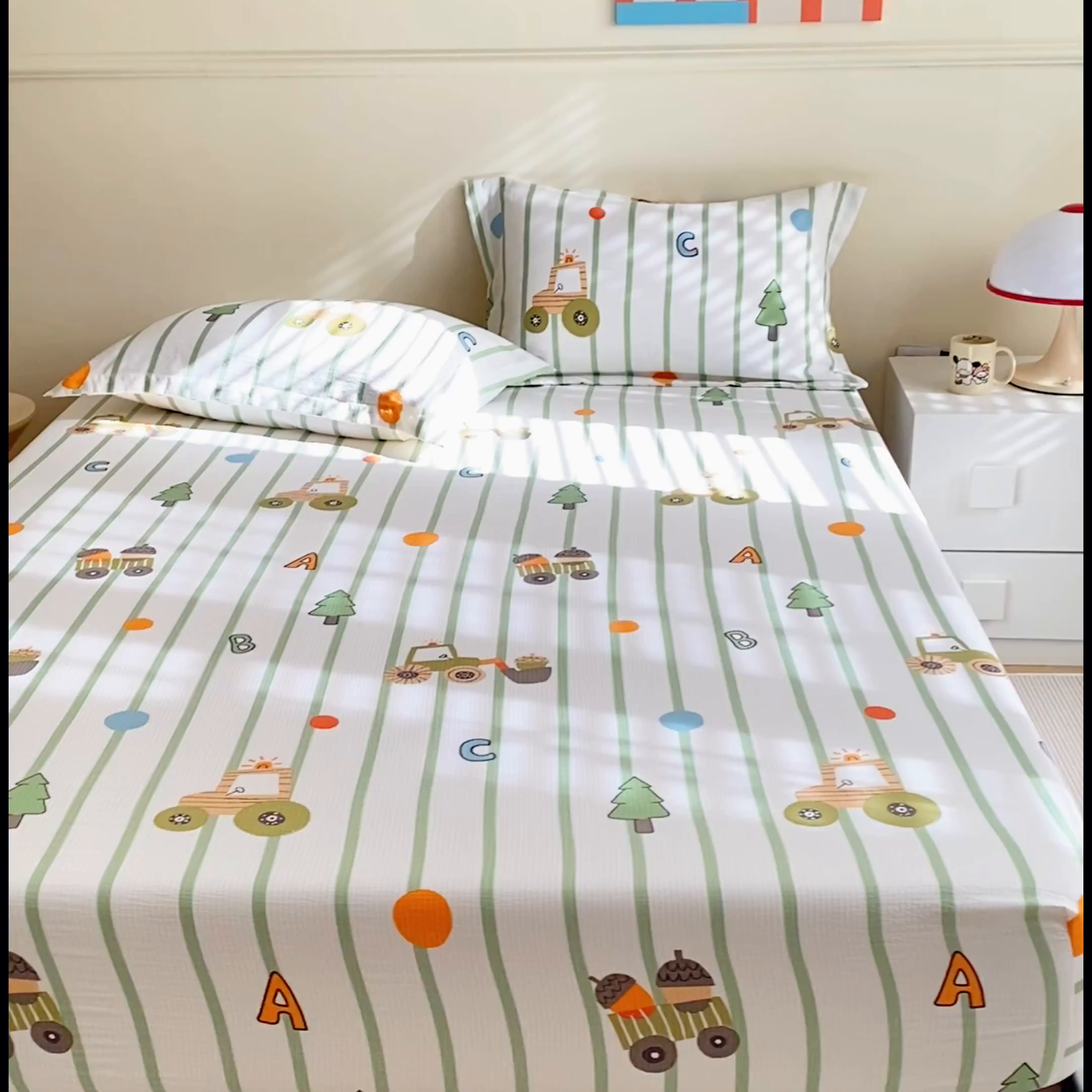 91家纺网 家纺一手货源 找家纺 恬澳家纺 2025新款A类印花泡泡棉床笠-场景一 工程车队