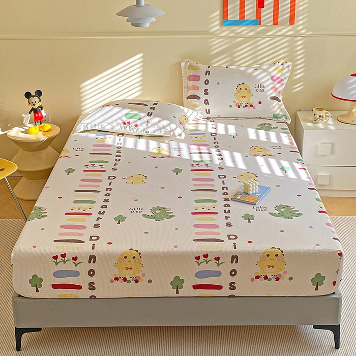 91家纺网 家纺一手货源 找家纺 恬澳家纺 2025新款A类印花泡泡棉床笠-场景一 恐龙宝贝