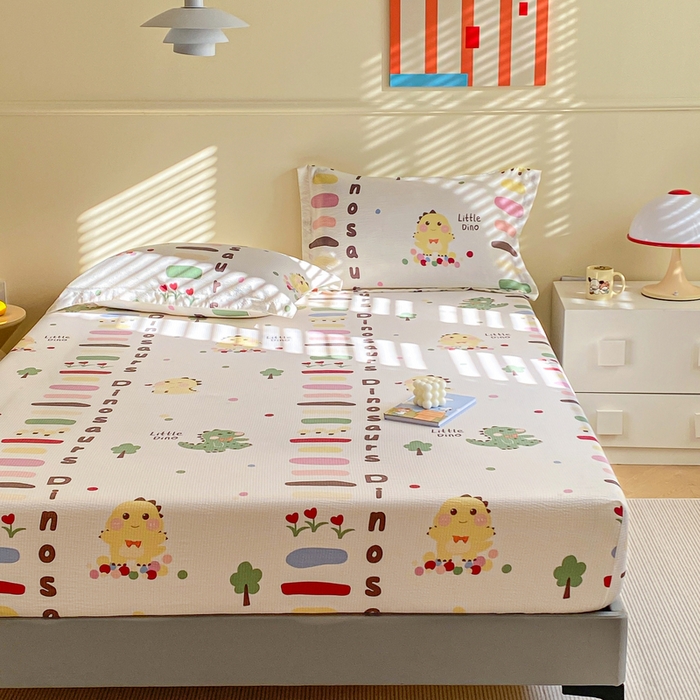 91家纺网 家纺一手货源 找家纺 恬澳家纺 2025新款A类印花泡泡棉床笠-场景一 恐龙宝贝