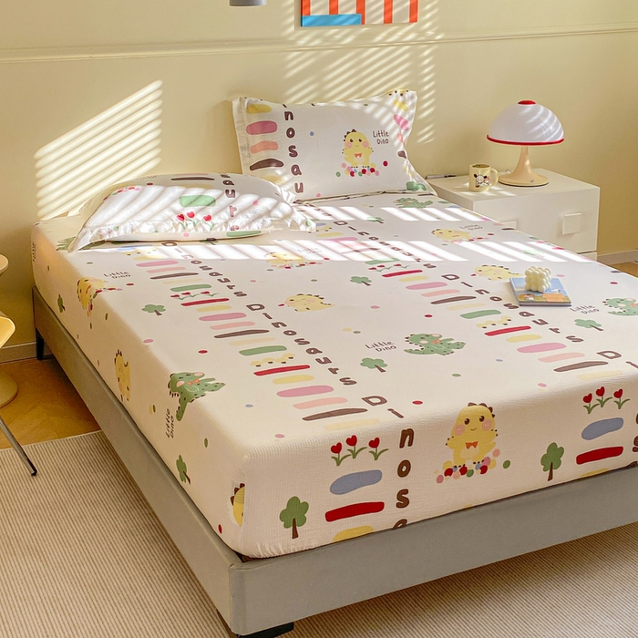 91家纺网 家纺一手货源 找家纺 恬澳家纺 2025新款A类印花泡泡棉床笠-场景一 恐龙宝贝