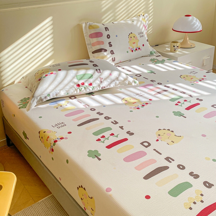 91家纺网 家纺一手货源 找家纺 恬澳家纺 2025新款A类印花泡泡棉床笠-场景一 恐龙宝贝