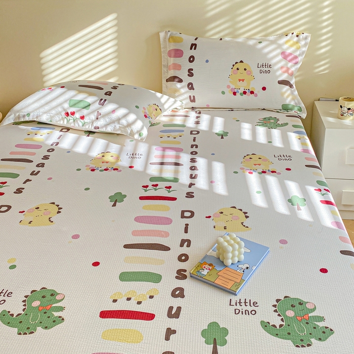 91家纺网 家纺一手货源 找家纺 恬澳家纺 2025新款A类印花泡泡棉床笠-场景一 恐龙宝贝