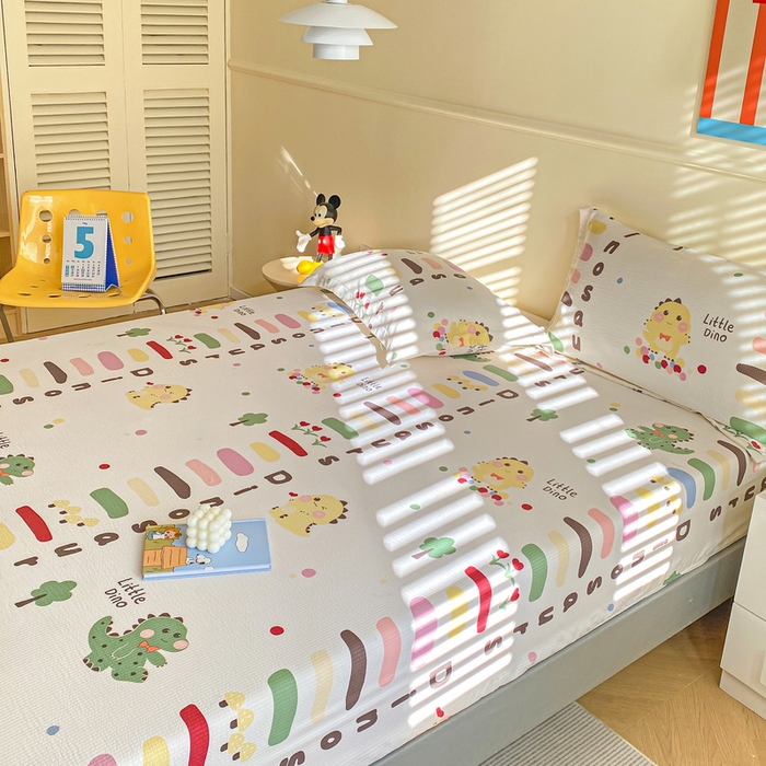 91家纺网 家纺一手货源 找家纺 恬澳家纺 2025新款A类印花泡泡棉床笠-场景一 恐龙宝贝