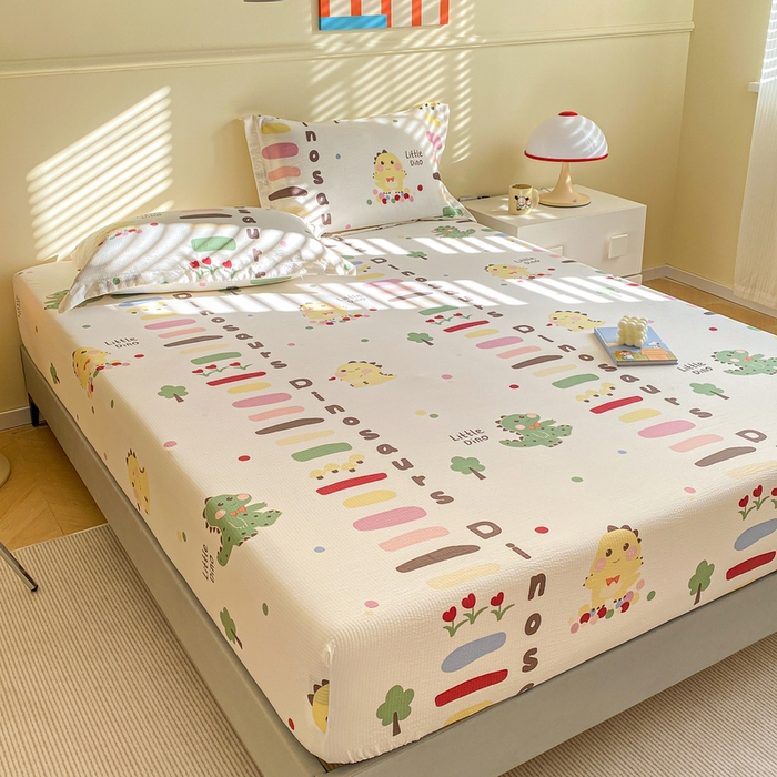 91家纺网 家纺一手货源 找家纺 恬澳家纺 2025新款A类印花泡泡棉床笠-场景一 恐龙宝贝