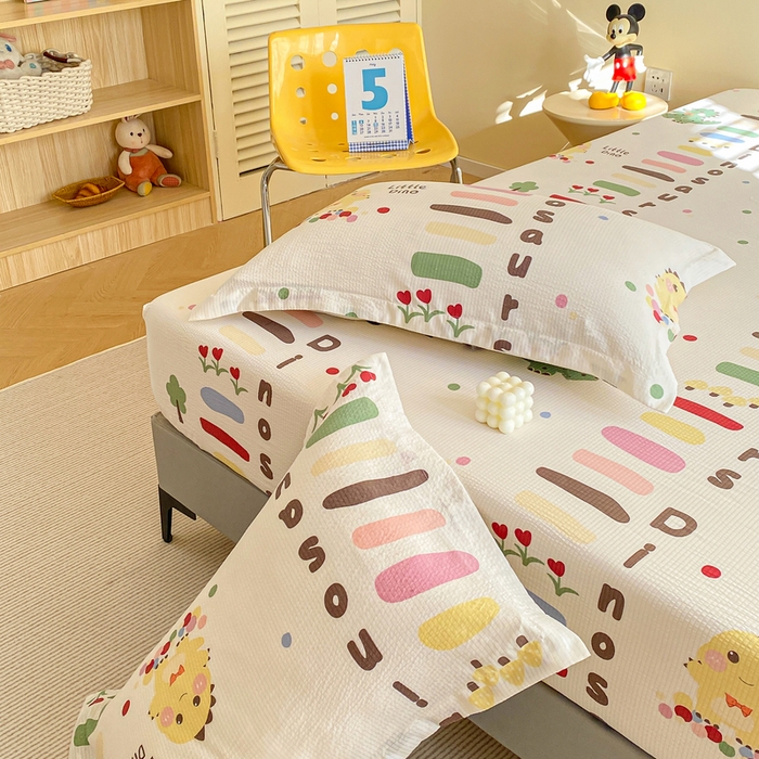 91家纺网 家纺一手货源 找家纺 恬澳家纺 2025新款A类印花泡泡棉床笠-场景一 恐龙宝贝