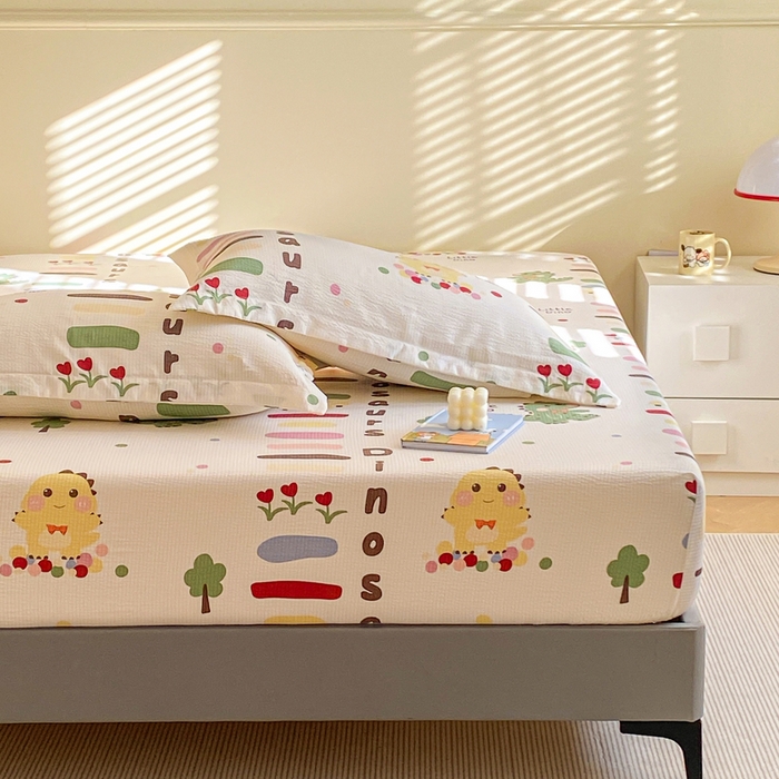 91家纺网 家纺一手货源 找家纺 恬澳家纺 2025新款A类印花泡泡棉床笠-场景一 恐龙宝贝