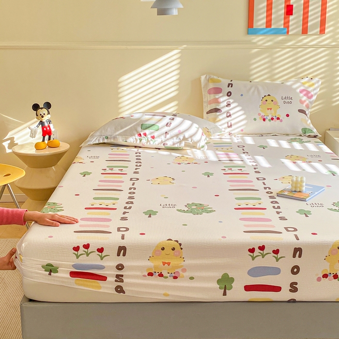 91家纺网 家纺一手货源 找家纺 恬澳家纺 2025新款A类印花泡泡棉床笠-场景一 恐龙宝贝