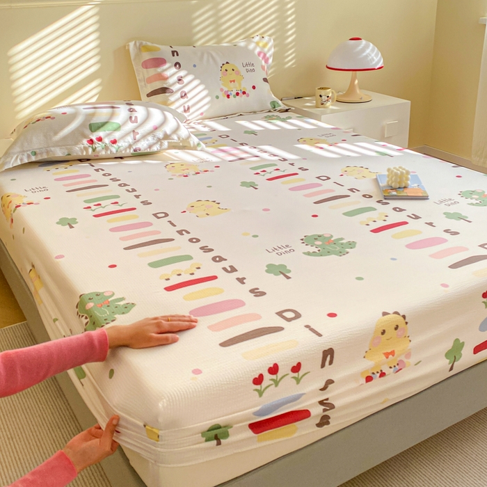 91家纺网 家纺一手货源 找家纺 恬澳家纺 2025新款A类印花泡泡棉床笠-场景一 恐龙宝贝