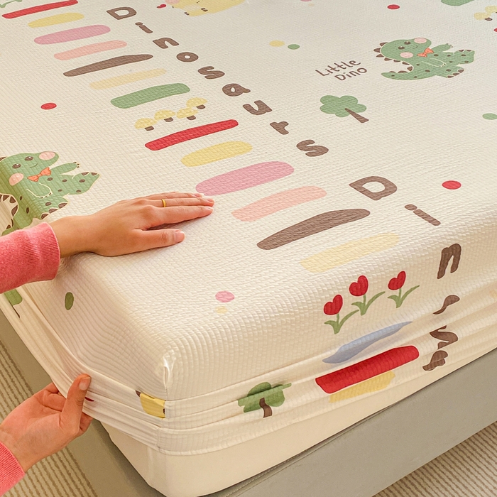 91家纺网 家纺一手货源 找家纺 恬澳家纺 2025新款A类印花泡泡棉床笠-场景一 恐龙宝贝