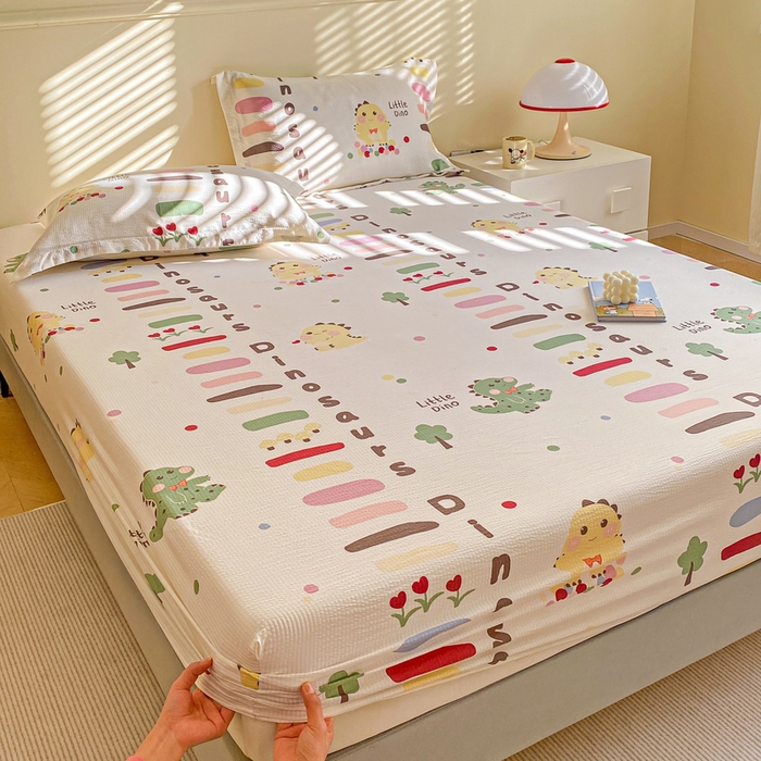 91家纺网 家纺一手货源 找家纺 恬澳家纺 2025新款A类印花泡泡棉床笠-场景一 恐龙宝贝