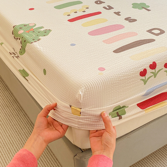 91家纺网 家纺一手货源 找家纺 恬澳家纺 2025新款A类印花泡泡棉床笠-场景一 恐龙宝贝