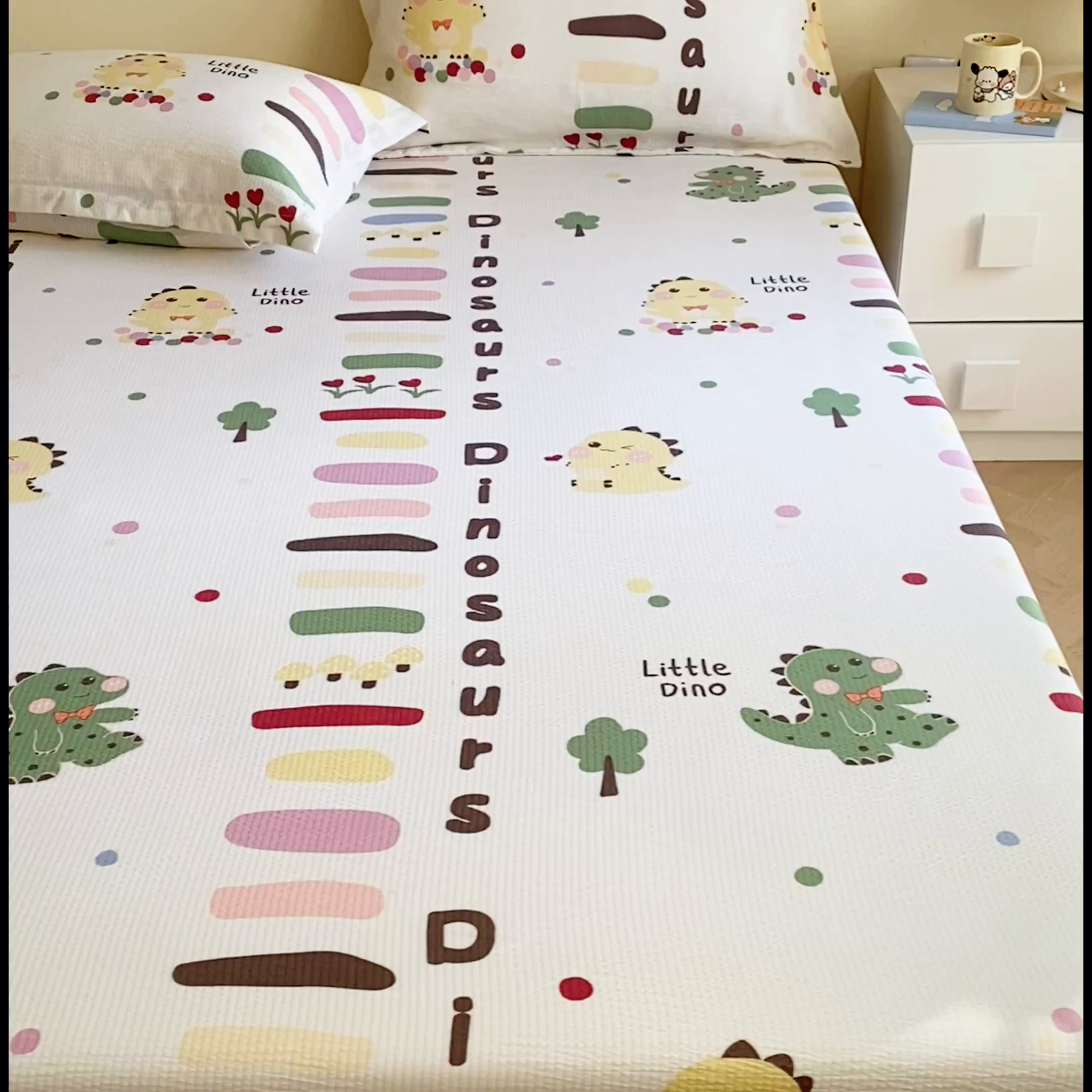 91家纺网 家纺一手货源 找家纺 恬澳家纺 2025新款A类印花泡泡棉床笠-场景一 恐龙宝贝