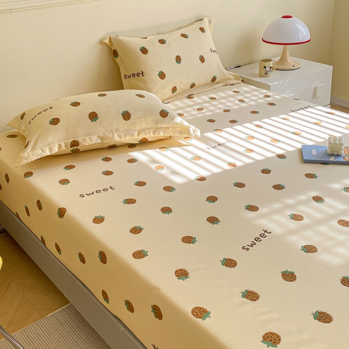 91家纺网 家纺一手货源 找家纺 恬澳家纺 2025新款A类印花泡泡棉床笠-场景一 甜心草莓