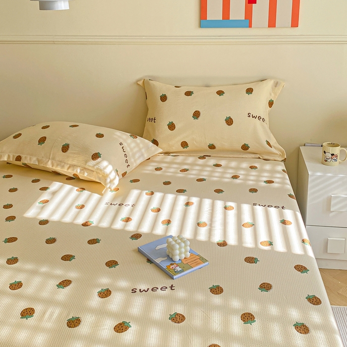 91家纺网 家纺一手货源 找家纺 恬澳家纺 2025新款A类印花泡泡棉床笠-场景一 甜心草莓