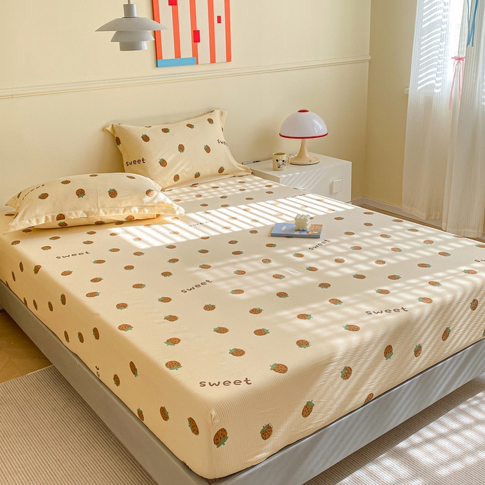 91家纺网 家纺一手货源 找家纺 恬澳家纺 2025新款A类印花泡泡棉床笠-场景一 甜心草莓