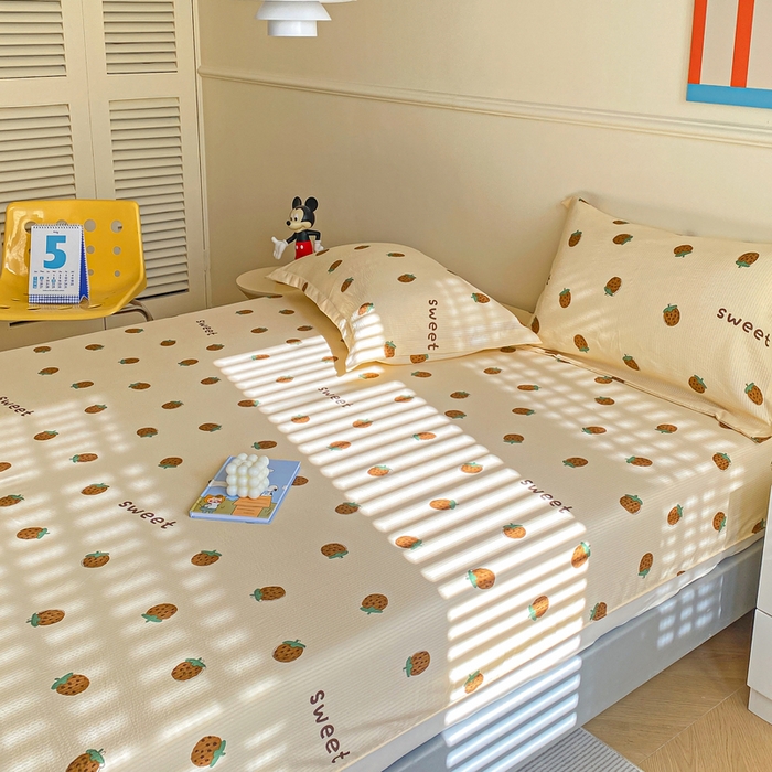 91家纺网 家纺一手货源 找家纺 恬澳家纺 2025新款A类印花泡泡棉床笠-场景一 甜心草莓