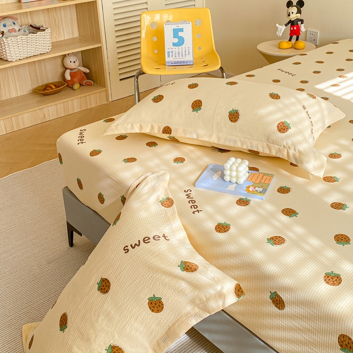 91家纺网 家纺一手货源 找家纺 恬澳家纺 2025新款A类印花泡泡棉床笠-场景一 甜心草莓