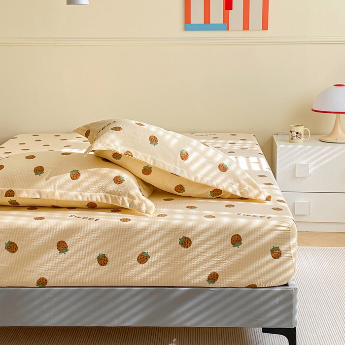 91家纺网 家纺一手货源 找家纺 恬澳家纺 2025新款A类印花泡泡棉床笠-场景一 甜心草莓