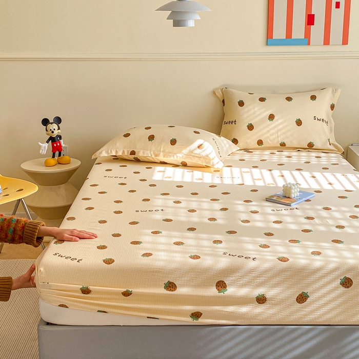 91家纺网 家纺一手货源 找家纺 恬澳家纺 2025新款A类印花泡泡棉床笠-场景一 甜心草莓