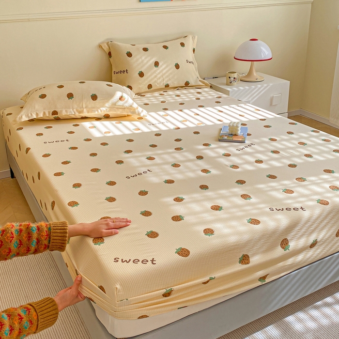 91家纺网 家纺一手货源 找家纺 恬澳家纺 2025新款A类印花泡泡棉床笠-场景一 甜心草莓