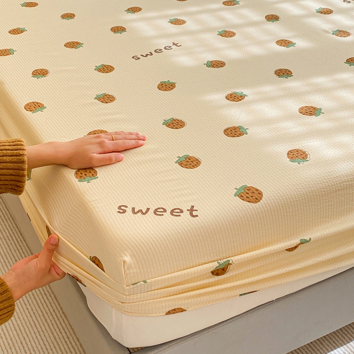 91家纺网 家纺一手货源 找家纺 恬澳家纺 2025新款A类印花泡泡棉床笠-场景一 甜心草莓