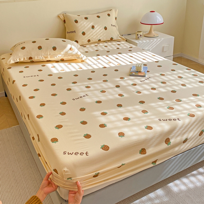 91家纺网 家纺一手货源 找家纺 恬澳家纺 2025新款A类印花泡泡棉床笠-场景一 甜心草莓