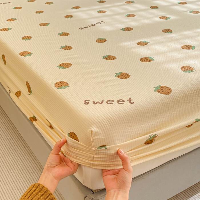 91家纺网 家纺一手货源 找家纺 恬澳家纺 2025新款A类印花泡泡棉床笠-场景一 甜心草莓