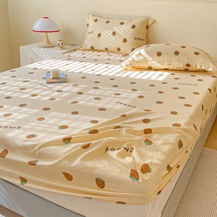 91家纺网 家纺一手货源 找家纺 恬澳家纺 2025新款A类印花泡泡棉床笠-场景一 甜心草莓