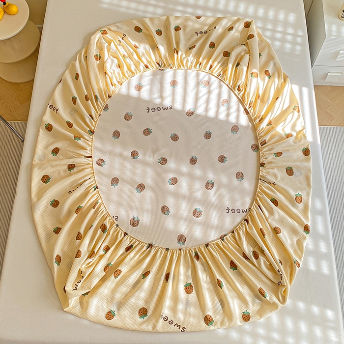 91家纺网 家纺一手货源 找家纺 恬澳家纺 2025新款A类印花泡泡棉床笠-场景一 甜心草莓