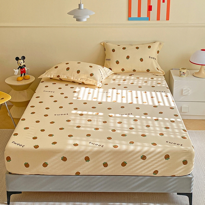 91家纺网 家纺一手货源 找家纺 恬澳家纺 2025新款A类印花泡泡棉床笠-场景一 甜心草莓